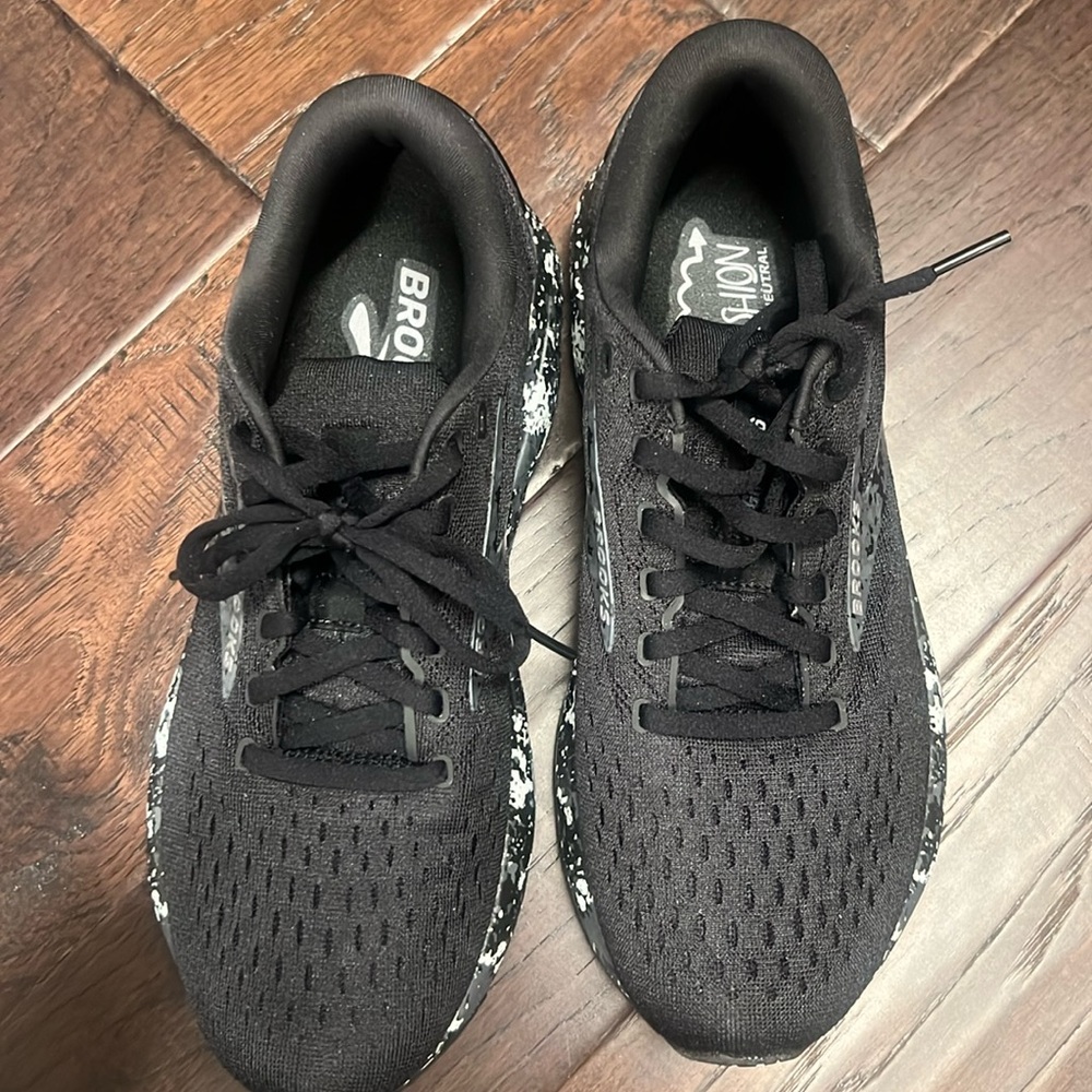 Brooks mens ghost 16 like new